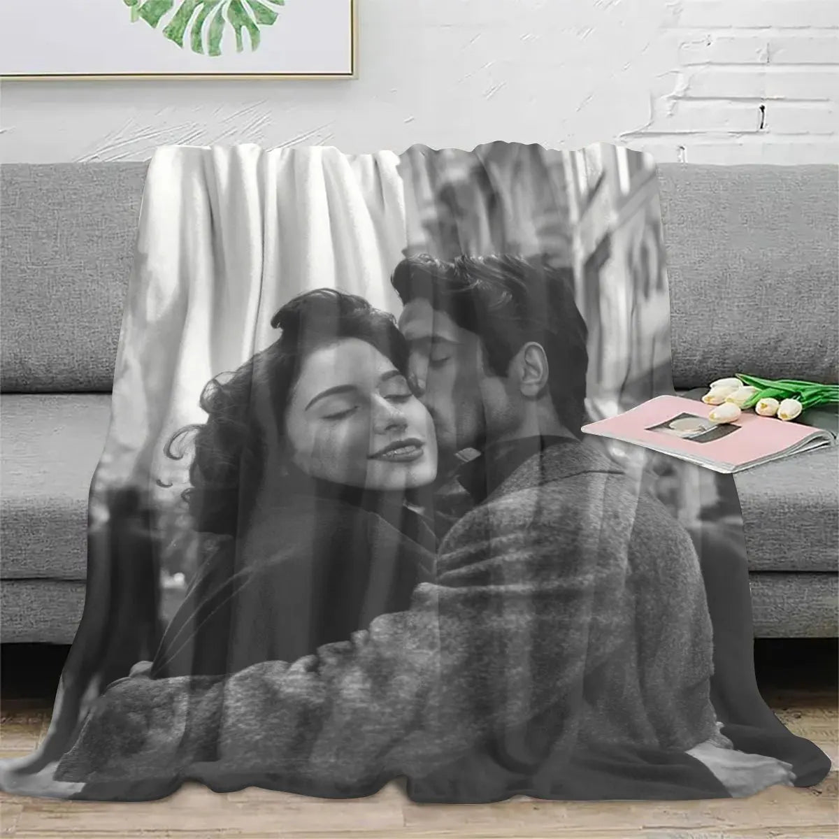 Manta personalizada con foto doblada sobre sillón, MyGiftBox.